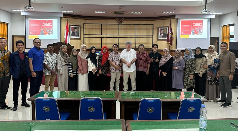 Prof. Wiell bersama civitas akademika PKnH